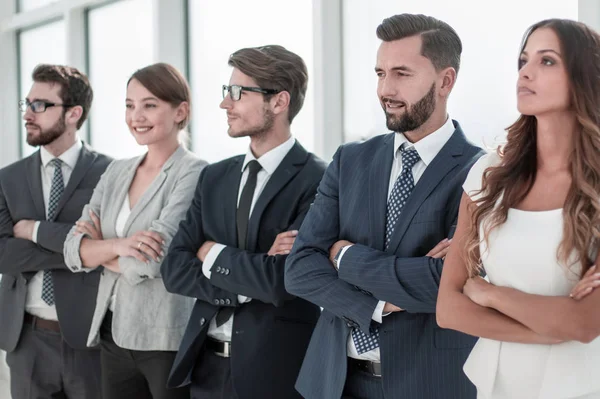 Jonge business team staan in een rij — Stockfoto