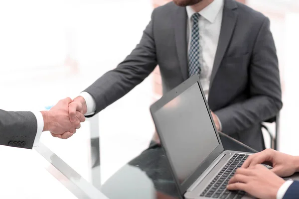 Dos hombres de negocios seguros estrechando la mano durante una reunión en el — Foto de Stock