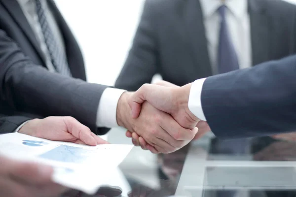 Um aperto de mão. handshake de negócios e empresários conce — Fotografia de Stock