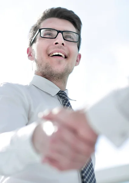 Ravvicinato.il giovane uomo d'affari stringe la mano a un futuro partner — Foto Stock