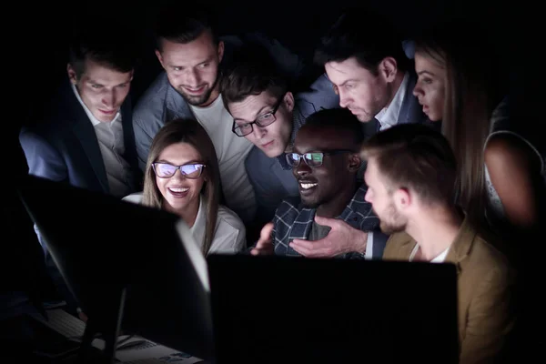 Professionele team is bezig met een brainstormsessie. computer, scherm, zwart — Stockfoto