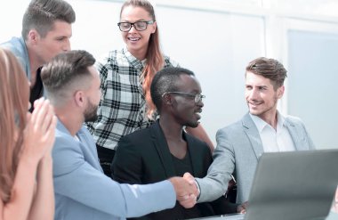çok kültürlü iş ortakları gülümseyen bir grup