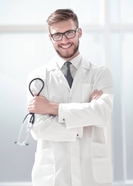 Laboratuar önlüğünü stetoskop ile gülümseyen bir orta yaşlı doktor portresi
