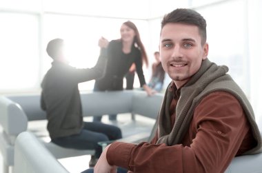 Modern adam arka planda ofis.