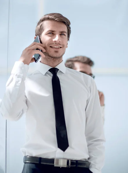 Close up.successful joven empresario hablando en el teléfono inteligente — Foto de Stock