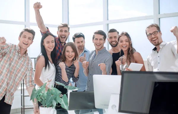 Счастливая бизнес-команда, стоящая в новом офисе — стоковое фото