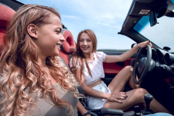 Namoradas sorridentes viajando em um carro conversível . — Fotografia de Stock