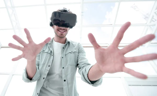 Mooie man is een bril van virtual reality — Stockfoto