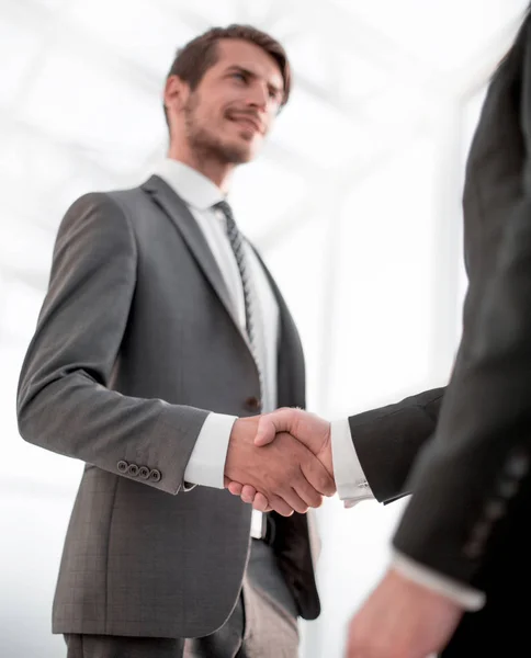 Fecha. empresário aperta a mão com seu parceiro — Fotografia de Stock