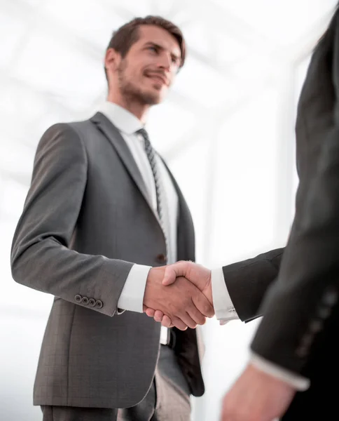 De cerca. hombre de negocios da la mano a su pareja — Foto de Stock