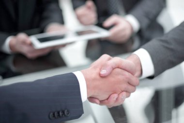 İş adamları el sıkışıyor. Yakın çekim..