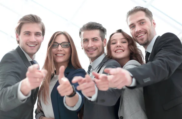 Muchas personas felices se dan la mano como equipo para la motivación — Foto de Stock