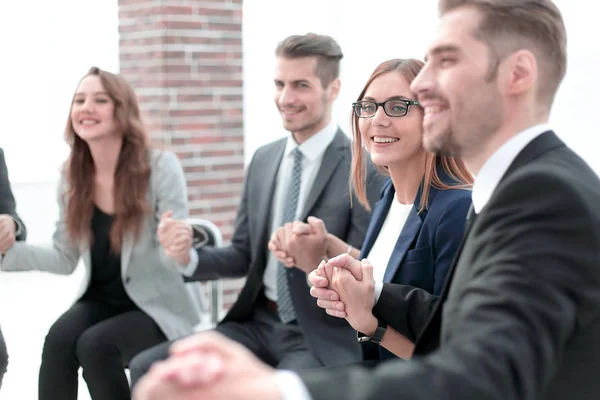 Een groep zakenlieden hand in hand in een cirkel — Stockfoto