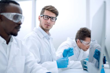 gelecek vaat eden bilim adamı laboratuvarda bir bilgisayarda çalışma