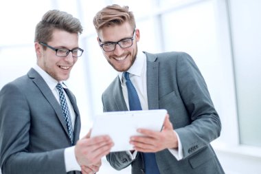 iki arkadaşları dijital tablet bilgilerinden tartışıyor