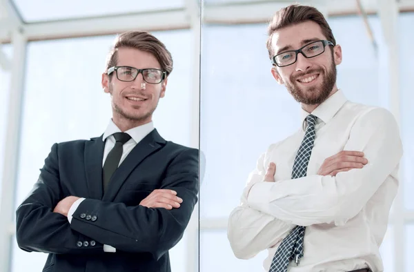 Fond view.two homme d'affaires confiant debout dans le bureau  . — Photo