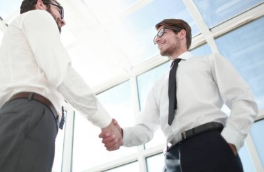 ofiste ayakta alt view.handshake iş adamları