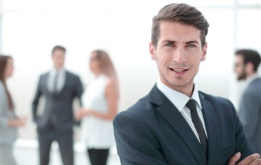 office arka plan üzerinde genç başarılı iş adamı.