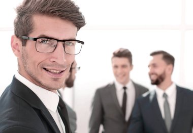 ofiste ayakta up.successful işadamı kapatmak