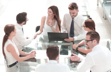 bir iş toplantısı bir iş ortağı ile el sıkışan iş kadını