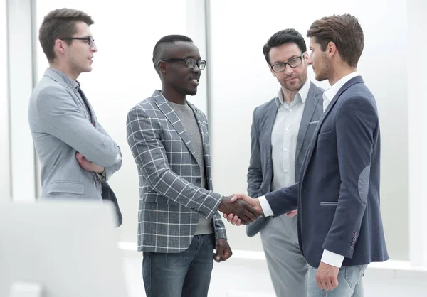 Stäng up.handshake affärsmän på kontoret — Stockfoto