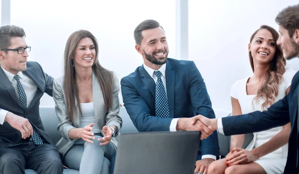 Socios comerciales estrechando las manos durante las negociaciones — Foto de Stock