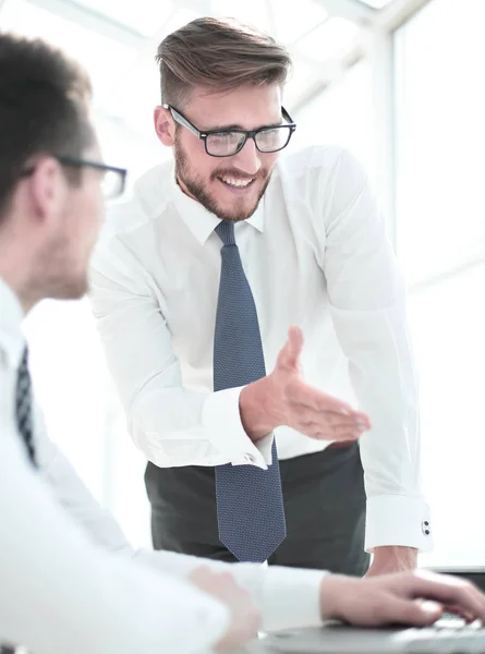 Közelről. mosolygó alkalmazottak megvitatása üzleti információk. — Stock Fotó