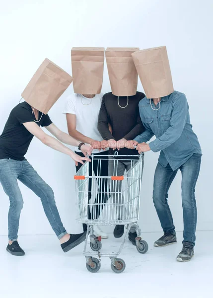 Grupo de personas con carritos vacíos . — Foto de Stock