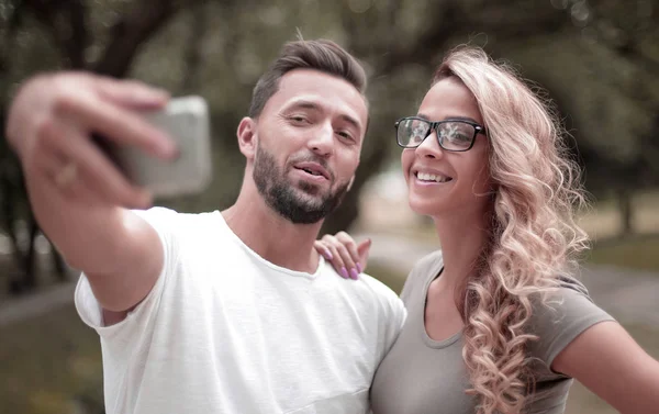 Close up.sorrindo jovem casal tomando selfie no parque da cidade — Fotografia de Stock