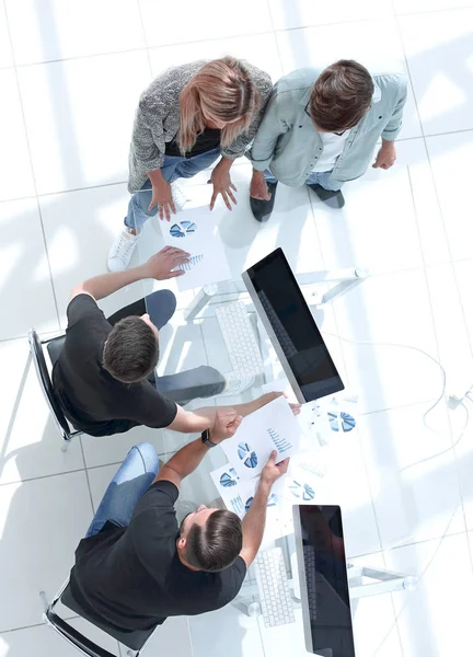 Bovenaanzicht van mensen die zakelijke bijeenkomst — Stockfoto