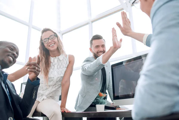 Empleados se saludan en la oficina — Foto de Stock