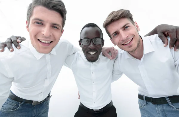 Κλείστε up.three επιτυχημένη νέοι άνδρες στέκεται μαζί. — Φωτογραφία Αρχείου