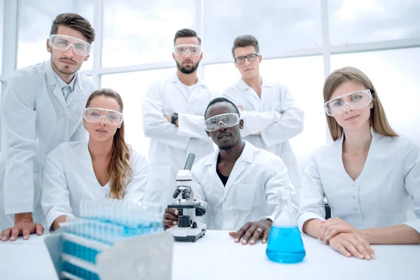 Grupo de jóvenes científicos exitosos posando para la cámara — Foto de Stock