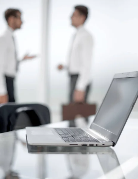 Moderno lugar de trabajo en oficina. Ordenador portátil en el escritorio de cerca . — Foto de Stock