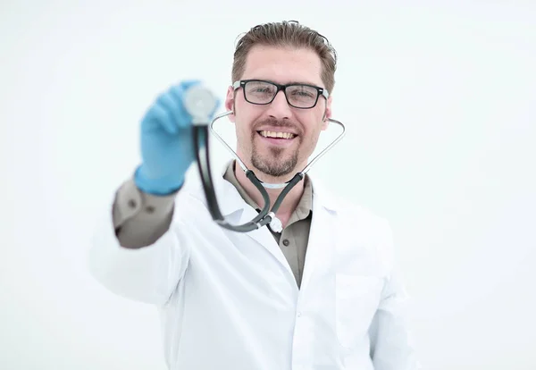 Arzt zeigt es mit einem Stethoskop — Stockfoto
