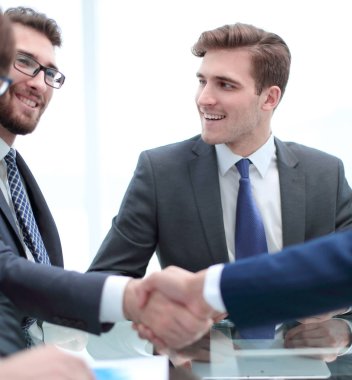 yakın çekim. karşılıklı iş arkadaşları