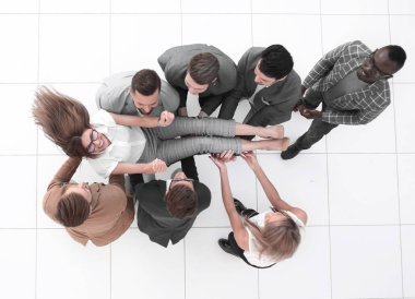 Üst düzey meslektaşlar proje yöneticisini fırlattı