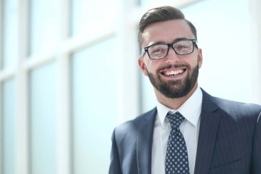 hafif bir arka plan üzerinde duran başarılı iş adamı.