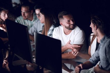 İş ekibi iş konularını tartışıyor.