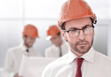 up.Portrait bulanık arka plan üzerinde emin mimar kapatın