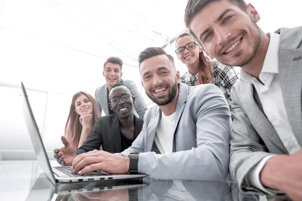 Happy glimlachend multi-etnische creatieve duizendjarige team enthousiast door online resultaat of groei — Stockfoto