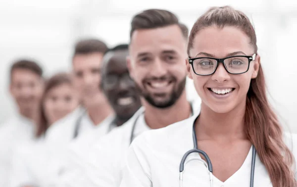 Команда улыбающихся профессиональных врачей, стоящих вместе — стоковое фото