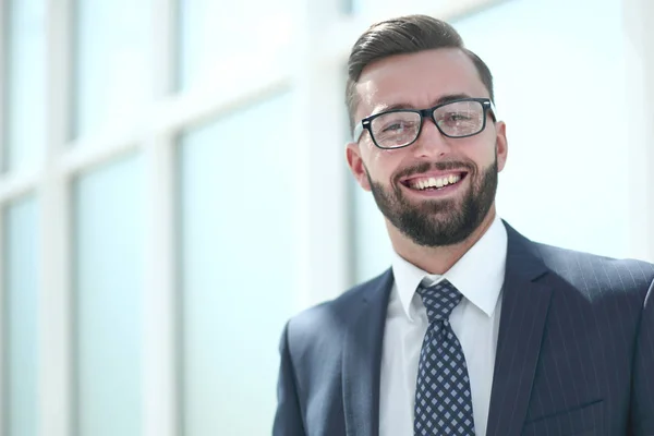 Erfolgreicher Geschäftsmann vor hellem Hintergrund. — Stockfoto