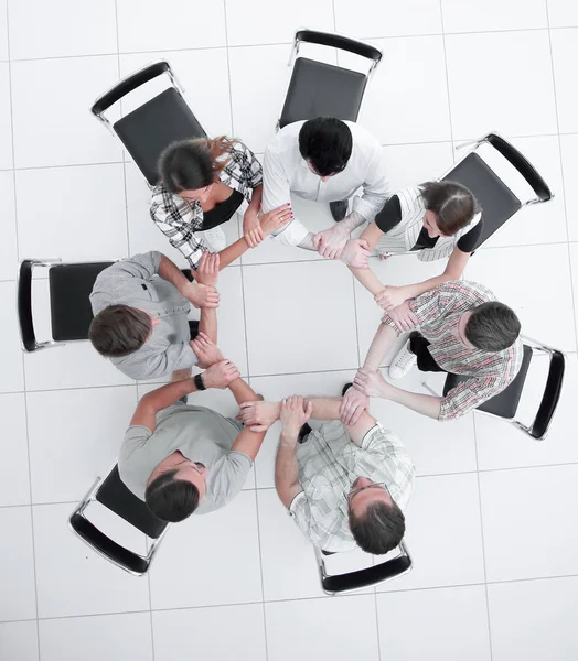 Övre view.creative affärsgrupp vikta ur händerna på cirkeln — Stockfoto