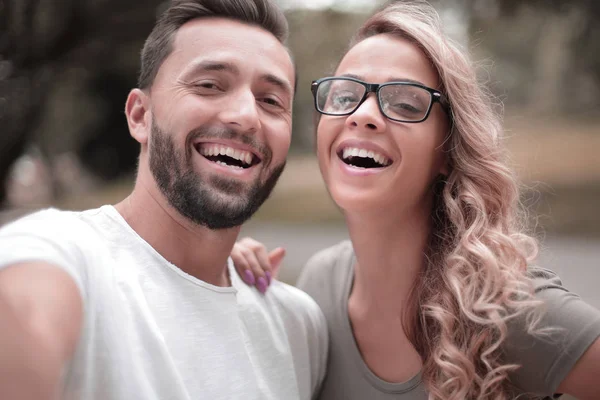 都市公園の背景に若いカップルの笑顔 — ストック写真