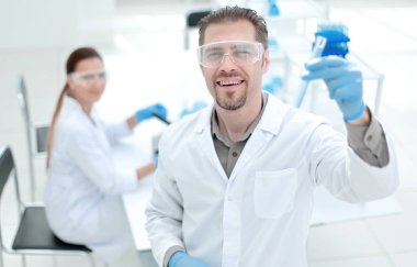 başarılı bilim adamı muayene sonuçlarını denetleme.