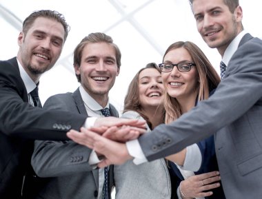 Birlikte iş insanlar ekip çalışması işbirliği eller yukarı başlayalım