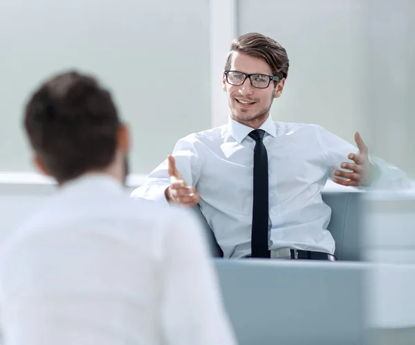Dos empresarios hablando sentados en el vestíbulo de la oficina —  Fotos de Stock