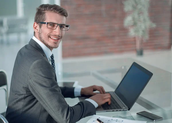 Empresario escribiendo texto en el ordenador portátil . — Foto de Stock