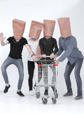 Beyaz bir alışveriş konseptinde dört adam